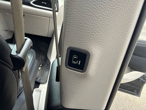 Used 2019 Chrysler Pacifica Touring-L FWD image 25
