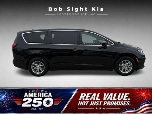Used 2025 Chrysler Pacifica Select FWD image 14