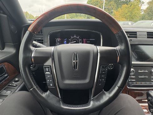 Used 2017 Lincoln Navigator Select image 19