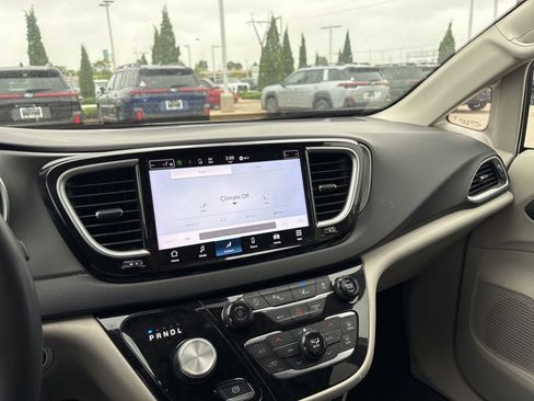 Used 2023 Chrysler Pacifica Touring-L FWD image 3