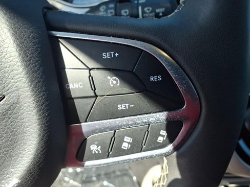 Used 2023 Chrysler Pacifica Touring-L image 11