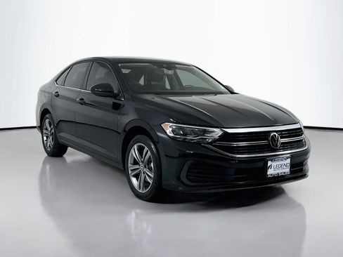Used 2023 Volkswagen Jetta SE w/ Panoramic Sunroof Package FWD image 3