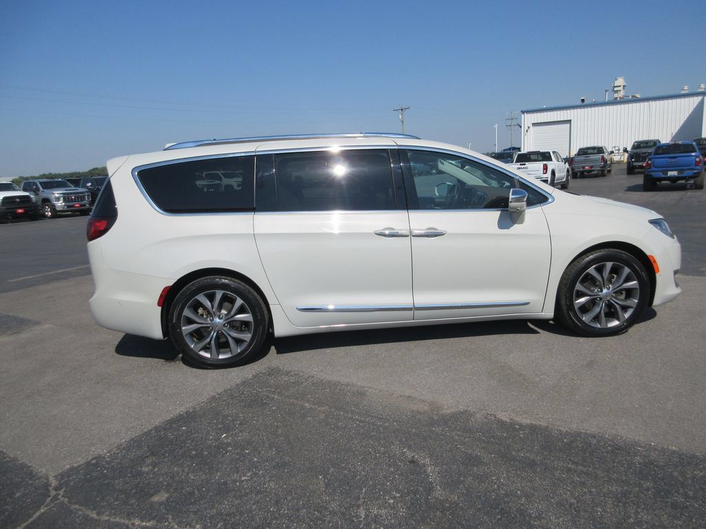 Used 2019 Chrysler Pacifica Limited w/ Tire & Wheel Group FWD image 5