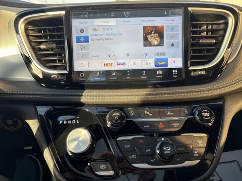 New 2026 Chrysler Pacifica Limited w/ Uconnect Theater Family Group image 21