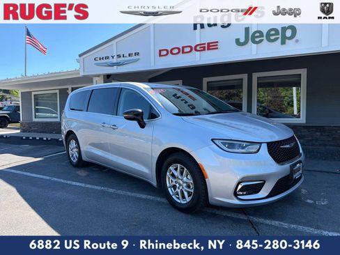 Used 2024 Chrysler Pacifica Touring-L FWD image 1