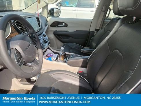 Used 2023 Chrysler Pacifica Limited w/ Uconnect Theater Family Group image 17