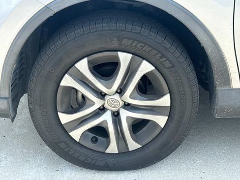Used 2017 Toyota RAV4 LE FWD image 5