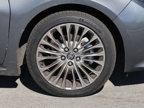 Used 2017 Toyota Avalon Limited image 11