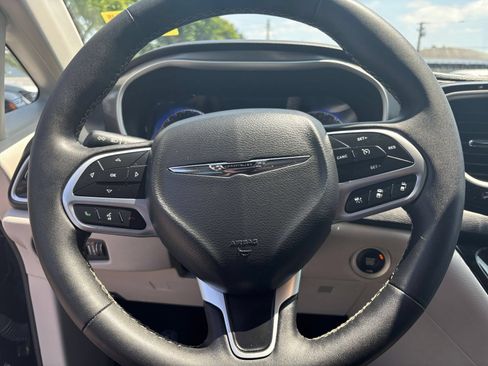 Used 2024 Chrysler Pacifica Touring-L FWD image 29