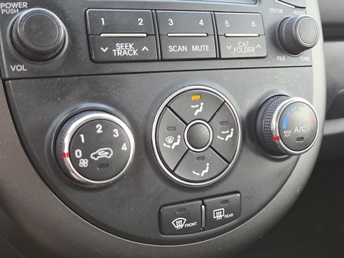 Used 2013 Kia Soul + FWD image 25