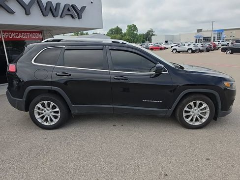 Used 2019 Jeep Cherokee Latitude w/ Popular Appearance Group FWD image 2