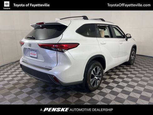 Used 2023 Toyota Highlander XLE image 18