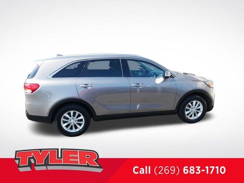 Used 2017 Kia Sorento FWD w/ LX Convenience Package image 9