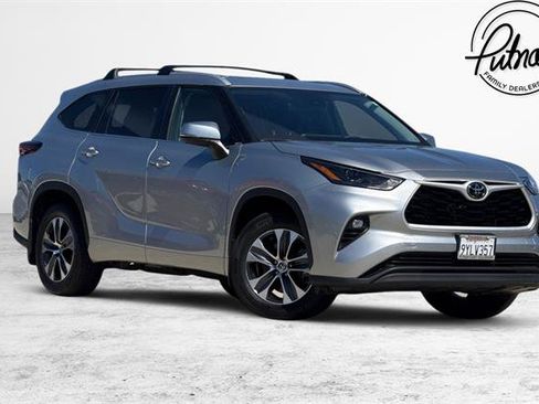 Used 2024 Toyota Highlander XLE AWD/4WD image 1