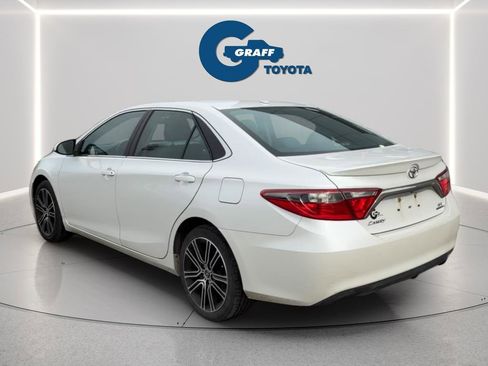Used 2016 Toyota Camry SE image 3
