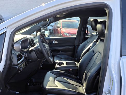 New 2026 Chrysler Pacifica Select image 12