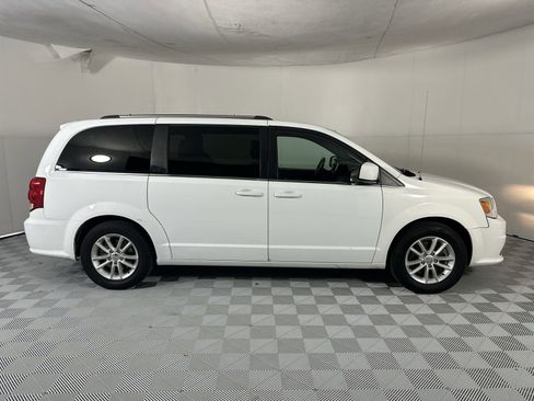 Used 2019 Dodge Grand Caravan SXT w/ Rear Park Assist Package FWD image 9