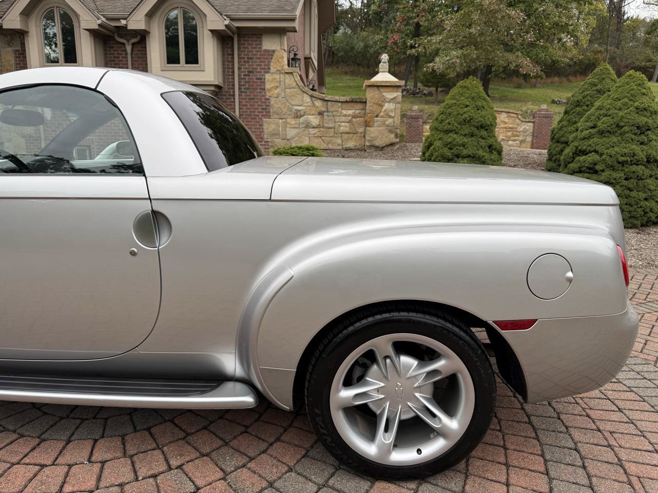 Used 2004 Chevrolet SSR w/ Preferred Equipment Group RWD image 21