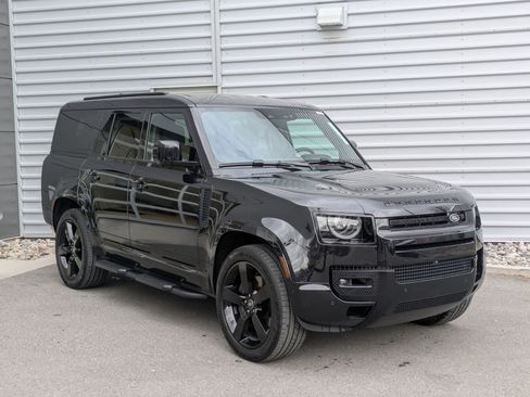 Used 2025 Land Rover Defender 130 X-Dynamic SE image 10