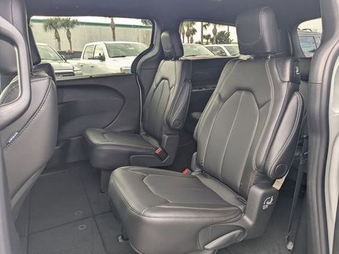 New 2026 Chrysler Pacifica Select image 16