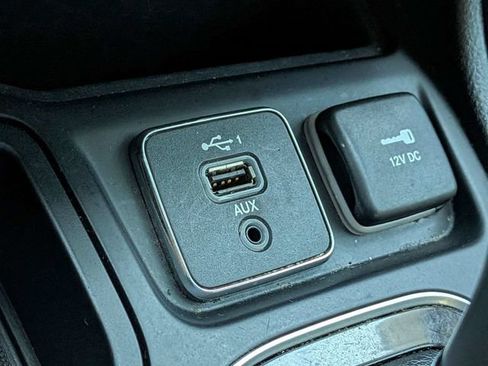 Used 2020 Jeep Cherokee Limited FWD image 22