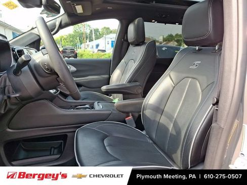 Used 2025 Chrysler Pacifica Limited FWD image 17