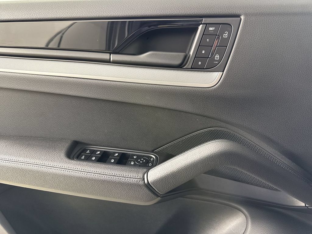 Certified 2024 Porsche Cayenne Coupe AWD/4WD image 33