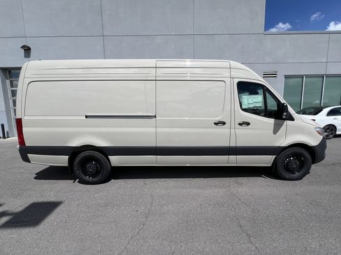 Used 2024 Mercedes-Benz Sprinter 2500 image 16