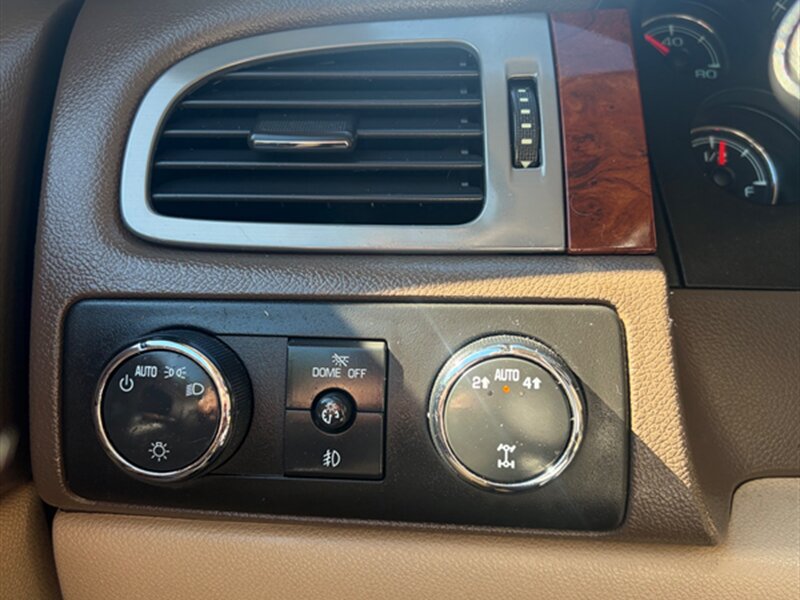 Used 2011 GMC Yukon XL SLT w/ SLT-2 Equipment Package AWD/4WD image 19