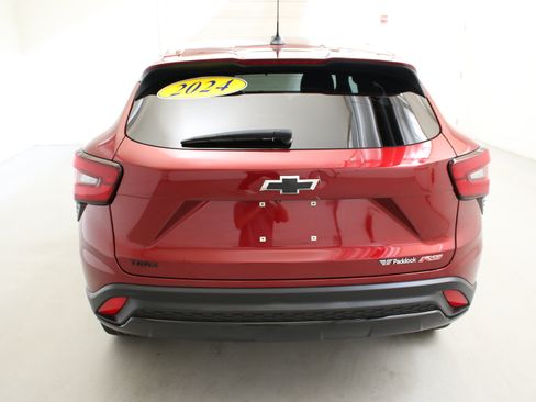 Used 2024 Chevrolet Trax RS w/ Sunroof Package FWD image 8