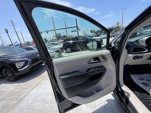 Used 2021 Chrysler Pacifica Touring-L FWD image 9