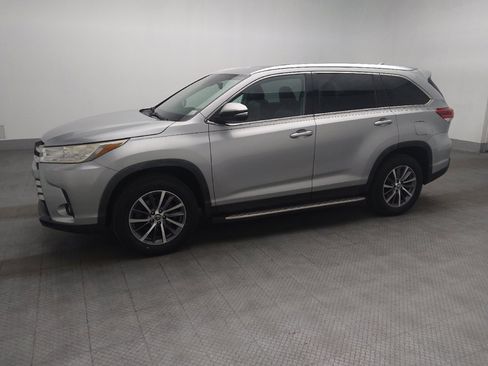 Used 2019 Toyota Highlander XLE FWD image 2