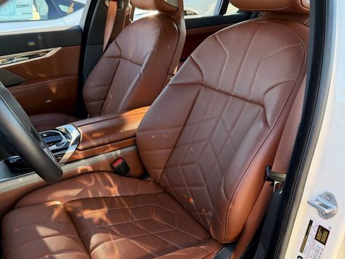 Used 2025 BMW i7 eDrive50 w/ Premium Package image 9