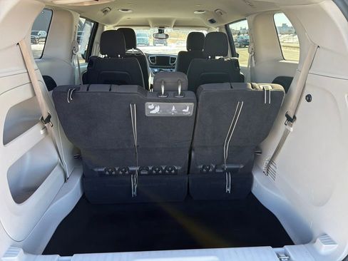 Used 2017 Chrysler Pacifica Touring w/ Tire & Wheel Group image 23