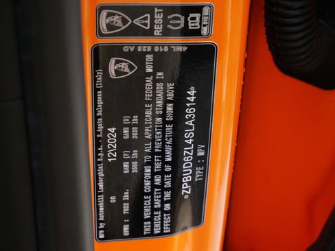 Used 2025 Lamborghini Urus SE AWD/4WD image 29