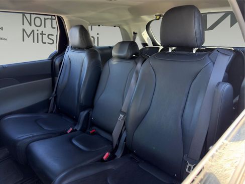 Used 2025 Kia Carnival EX image 17