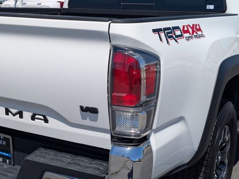 Used 2020 Toyota Tacoma TRD Off-Road AWD/4WD image 11