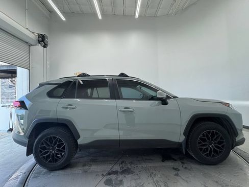 Used 2020 Toyota RAV4 XLE w/ Convenience Package FWD image 15