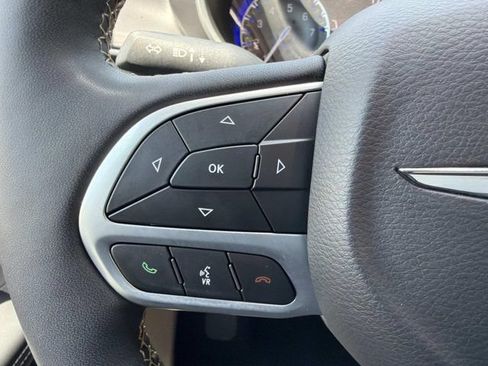 Used 2024 Chrysler Pacifica Touring-L FWD image 24