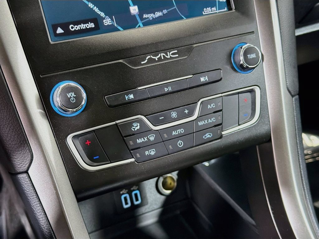 Used 2019 Ford Fusion SE FWD image 17