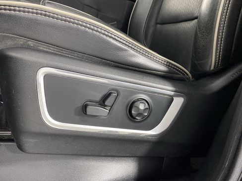 Used 2019 RAM 1500 Laramie AWD/4WD image 17