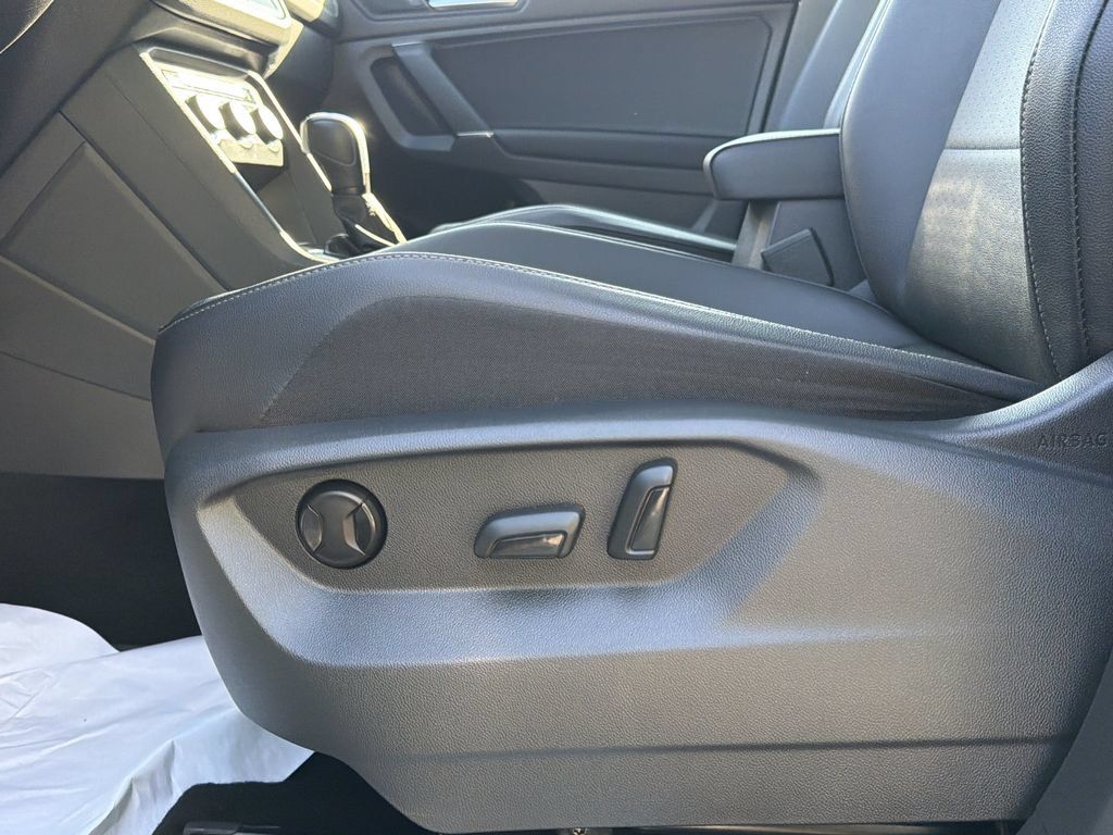 Used 2020 Volkswagen Tiguan SE R-Line FWD image 22