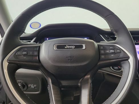 Used 2023 Jeep Grand Cherokee Limited w/ Black Appearance Package RWD image 15