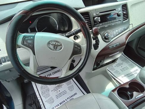 Used 2011 Toyota Sienna Limited w/ Entertainment Pkg FWD image 16