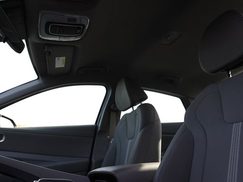 Certified 2024 Hyundai Elantra SE image 17