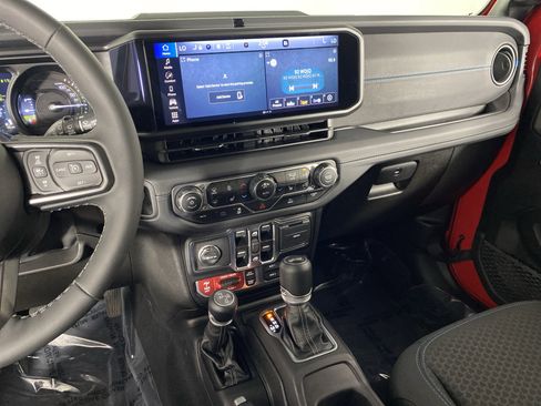 Used 2025 Jeep Wrangler Unlimited Rubicon 4xe w/ Convenience Group AWD/4WD image 27
