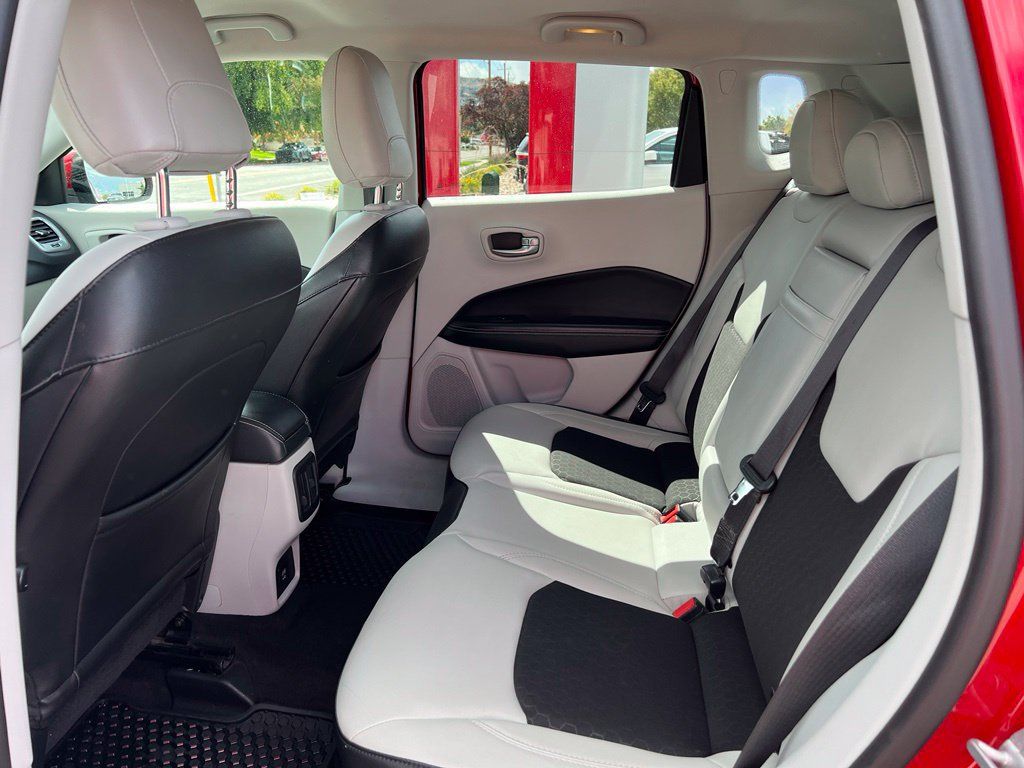 Used 2018 Jeep Compass Latitude w/ Cold Weather Group FWD image 8