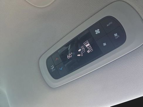 Used 2018 Chrysler Pacifica Limited image 36