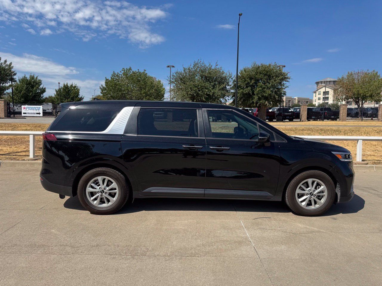 Used 2022 Kia Carnival LX FWD image 3