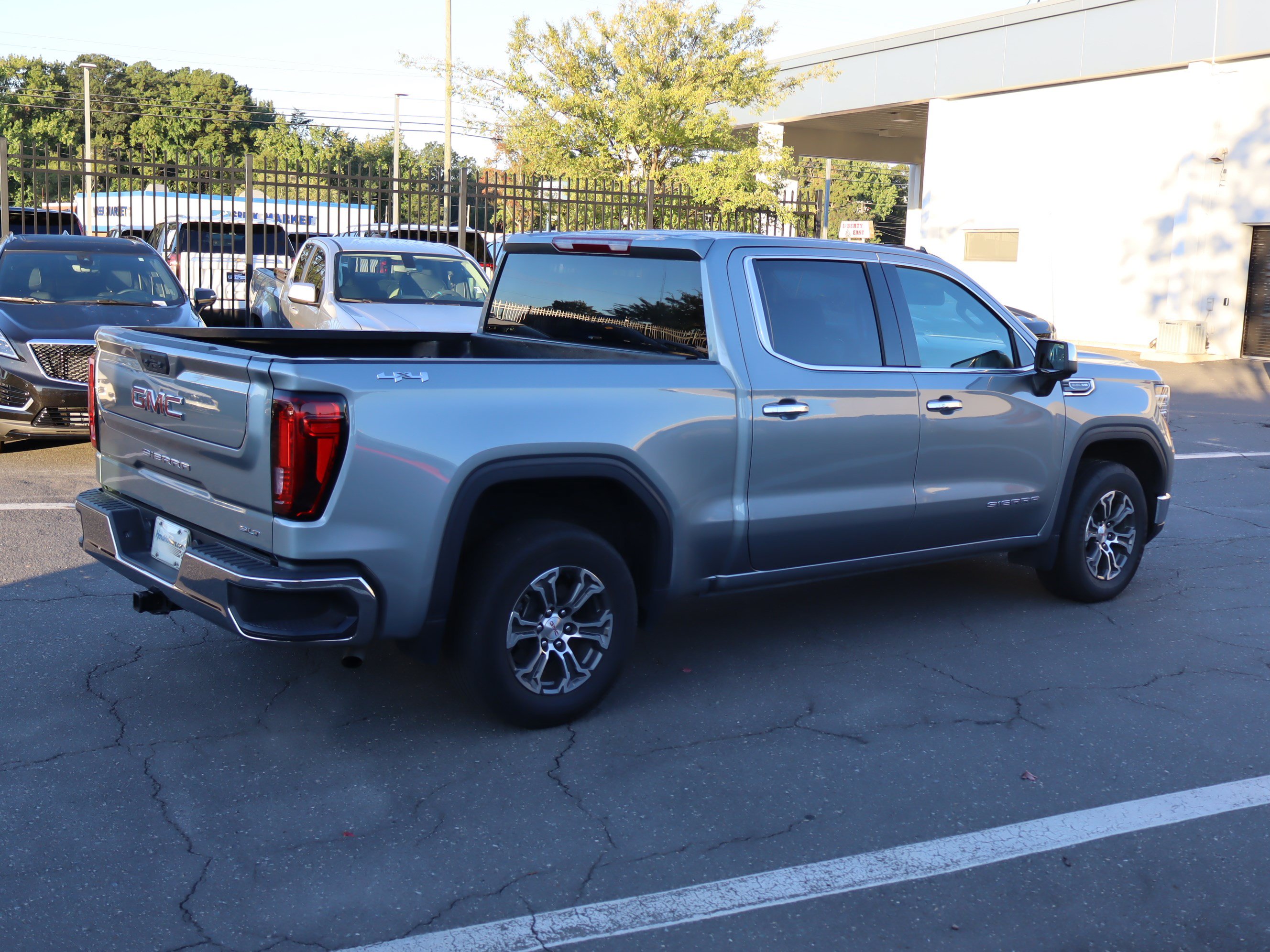 Used 2025 GMC Sierra 1500 SLT AWD/4WD image 10